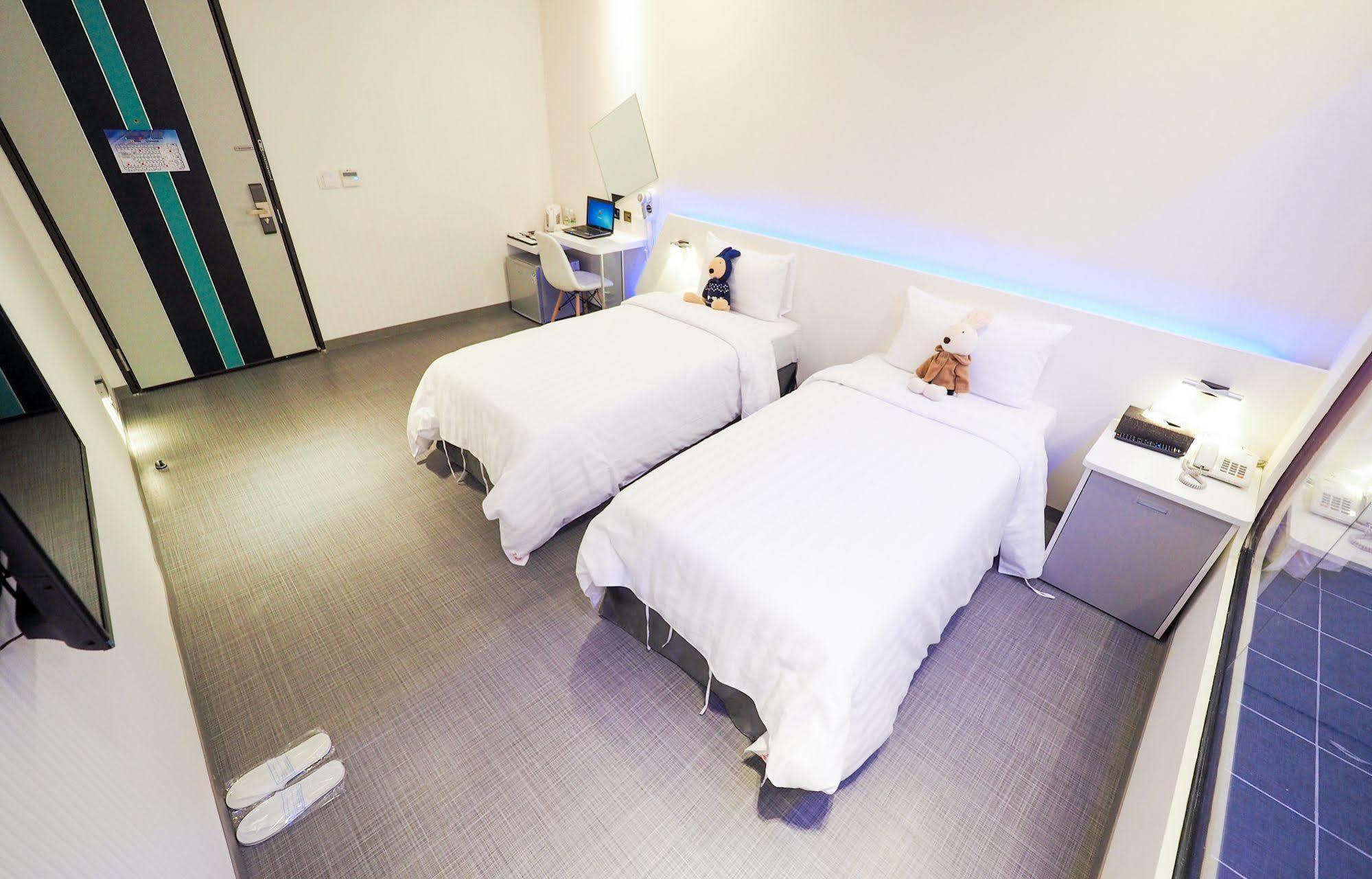 Galaxia Business Hotel Taichung Exterior foto
